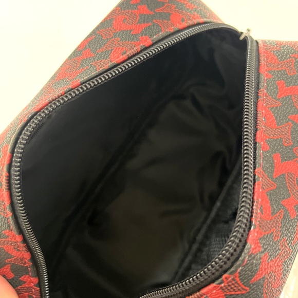 NWT TRUE RELIGION Loaf Toiletry Travel Bag Red Black Horseshoe Logo 9"x5" Bottle - Picture 8 of 9